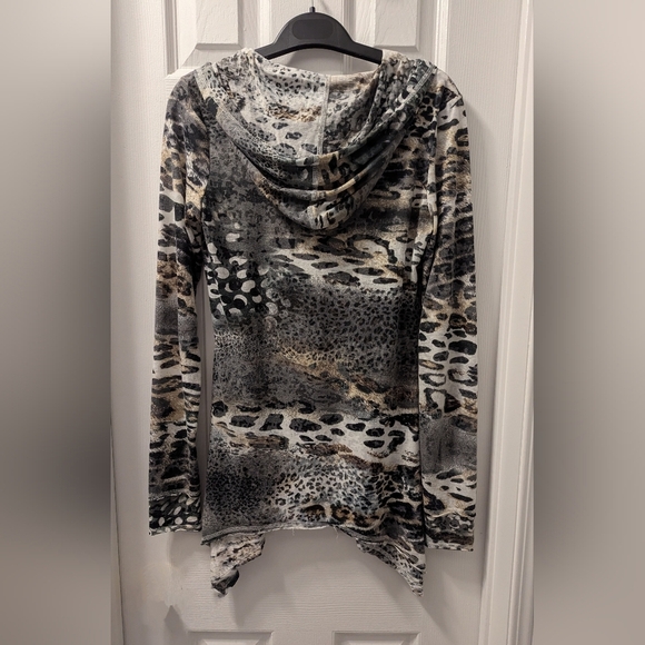 V Cristina Animal Print Hoodie with Heart Design - Picture 6 of 7